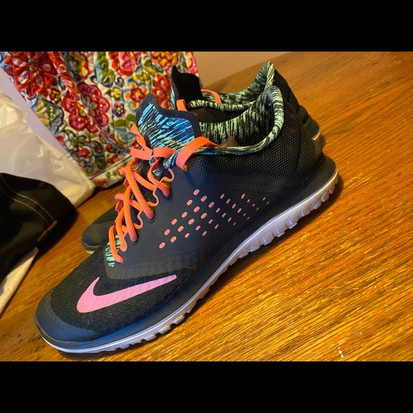 Nike Running Shoes - Picture 2 of 5